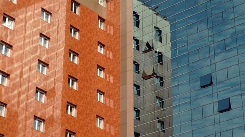 农村自建房门选材：实木门与复合门的差异解析